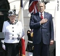Queen Elizabeth II and U.S. President Bush stand at attention during an official state arrival ceremony for the queen, on the South Lawn of the White House in Washington, 07 May 2007