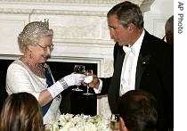 President Bush (r) toasts Queen Elizabeth II at the White House, 7 May 2007