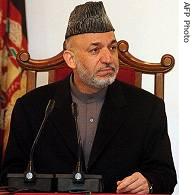 Afghan President Hamid Karzai listens to officials in a meeting during a rare visit to Kandahar, 12 Dec 2006
