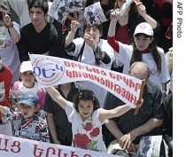 Supporters of the Country of Law Party attend a campaign rally 06 May 2007 in Yerevan, Armenia ahead of the 12 May 2007 parliamentary elections