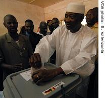 President Amadou Toumani Toure votes on Sunday 29 April 2007