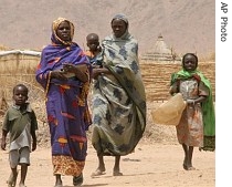 Women and children at the Koubigou refugee camp in eastern Chad, 28 March 2007