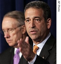 Democrat Sen. Russ Feingold of Wisconsin (r) accompanied by Senate Majority Leader Harry Reid of Nevada (l) gestures during a news conference to discuss Iraq, on Capitol Hill in Washington, 16 May 2007 