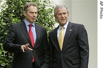 President Bush and British Prime Minister Tony Blair talk outside the Oval Office of the White House in Washington, 17 May 2007