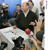 Surrounded by media, Romanian President Traian Basescu casts his vote in his impeachment referendum in Bucharest Romania, 19 May 2007