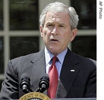 George Bush speaks about CAFE (Corporate Average Fuel Economy) standards and alternative fuel standards in the Rose Garden of the White House, 14 May 2007