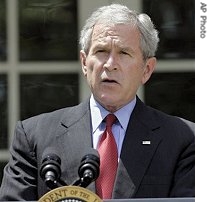 George Bush speaks about CAFE (Corporate Average Fuel Economy) standards and alternative fuel standards in the Rose Garden of the White House, 14 May 2007 
