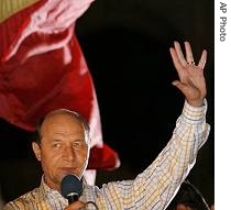 Romania's suspended President Traian Basescu waves to supporters in University Sq, downtown Bucharest, 19 May 2007