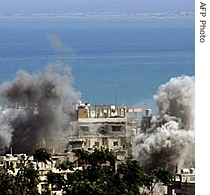 Smoke billows from the Palestinian refugee camp of Nahr Al-Bared near Tripoli in northern Lebanon, 21 May 2007