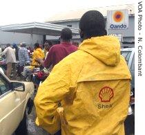 Motorists line up for hours to get gasoline in Port Harcourt, Nigeria