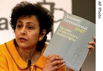 Irene Khan, Amnesty International's secretary- general, holds aloft a copy of the Amnesty International Report at a press conference in central London, 23 May 2007<br /><br />