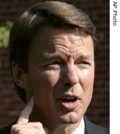 Democratic presidential hopeful John Edwards answers questions in Summit, New Jersey, 22 May 2007<br />