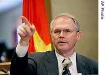 U.S. Assistant Secretary of State Christopher Hill points to a reporter during his press briefing in Hanoi, Vietnam, 24 May 2007<br /><br />