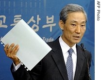 Kim Jong-Hoon, South Korea's chief negotiator in FTA talks with the United States, shows documents during a news conference in Seoul, 25 May 2007<br />