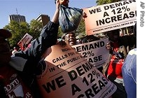 South African public service workers demonstrate towards the Union building in Pretoria, South Africa, 25 May 2007