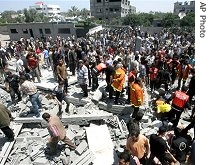 Palestinians search for bodies after an Israeli missile strike on a Hamas base in Gaza City, 26 May 2007