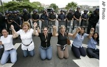 Demonstrators in Caracas protest government's closing of Radio Caracas Television, 28 May 2007