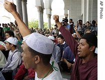 Muslims celebrate a denial in the verdict that denied Lina Joy, a Muslim convert to be recognized as a Christian at the entrance of the Palace of Justice in Putrajaya, 30 May 2007