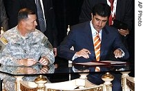 Kurdish Prime Minister Nechirvan Barzani (r) and US Major General Benjamin Mixon, Irbil, 30 May 2007