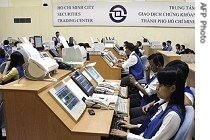 Traders monitor share prices at Securities Trading Center in Ho Chin Minh city, 20 December 2006<br />