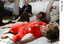 Palestinian child sleeps near family who fled Ein el-Hilweh refugee camp, 04 Jun 2007 