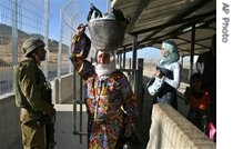 Palestinians cross the Israeli army's Hawara Checkpoint near the West Bank city of Nablus, 5 Jun 2007