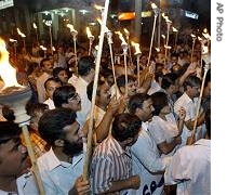 Pakistani journalists hold oil torches as they march towards presidency during a rally to condemn crackdown against media, in Islamabad, 04 June 2007 <br />