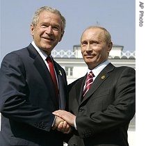 President Bush, (l), shakes hands with Russian President Vladimir Putin after their meeting in Heiligendamm, Germany, 07 Jun 2007