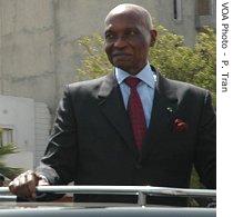Senegalese President Abdoulaye Wade greets crowd at the Independence Day parade, 04 Apr 2007