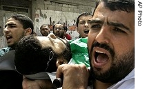 Palestinian mourners carry the body of Hamas supporter Mohammed Rifati during his funeral in Gaza City, 11 Jun 2007
