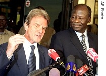 French Foreign Minister Bernard Kouchner, left, talks during presser with Sudanese counterpart Lam Akol in Khartoum, 11 Jun 2007