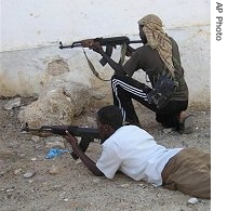 Hawiye clan soldiers fire towards Ethiopian troops in Mogadishu, 19 Apr 2007