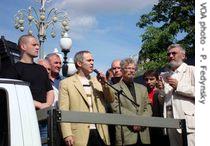 Garry Kasparov addresses protesters 
