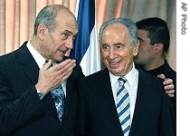 Shimon Peres (r) and Prime Minister Ehud Olmert, 13 Jun 2007