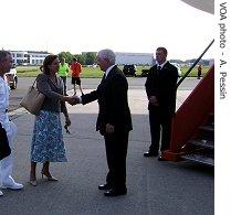 Defense Secretary Robert Gates (r) being greeted at Brussels airport by US Ambassador Victoria Nuland 