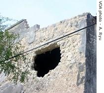 Hole left by an Ethiopian tank shell in a Mogadishu building (May 2007)