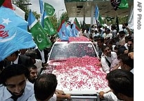 Pakistani opposition parties activists surround the vehicle of suspended Chief Justice Iftikhar Muhammad Chaudhry at a street in Chakwal