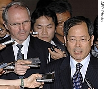South Korea's chief nuclear negotiator Chun Yung-Woo (R) along with US chief nuclear envoy Christopher Hill (L) answers a question in Seoul, 18 June 2007