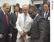 Ivory Coast PM Guillaume Soro, front right, and Ambassador Jean-Marc de la Sabliere, (c), after a meeting with other Security Council dignitaries in Abidjan, 19 June 2007