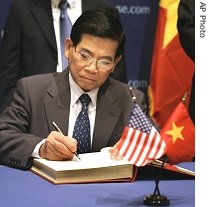 President Nguyen Minh Triet of Vietnam signs the guest book at the New York Stock Exchange during his visit, 19 June 2007