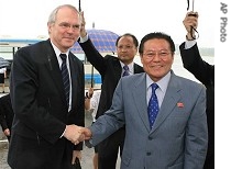 Christopher Hill, left, shakes hands with Ri Gun, vice director of North Korean Foreign Ministry's U.S. Affairs Department at Pyongyang airport, 21 Jun 2007