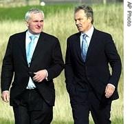 Britain's Prime Minister Tony Blair (r) and Ireland's Prime Minister Bertie Ahern