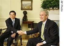 President Bush meets with Vietnamese President Nguyen Minh Triet in Oval Office of White House, 22 Jun 2007