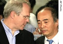 Christopher Hill, left,  speaks to his Japanese counterpart Kenichiro Sasae during a press briefing in Tokyo, 23 Jun 2007