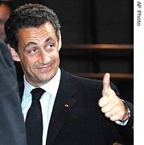 French President Nicolas Sarkozy gives the thumbs up as he leaves an EU summit in Brussels, 23 Jun 2007