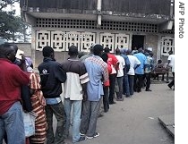 A long line forms at a polling station in Makelekele, a suburb of Brazzaville, 24 June 2007 