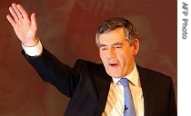 Gordon Brown receives applause after being confirmed as leader of British Labor Party during Party leadership conference in Manchester, 24 Jun 2007