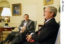 Presidents George Bush (r) and Toomas Hendrick Ilves at the White House, 25 Jun 2007