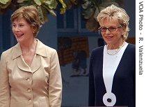 U.S. first lady Laura Bush (l) is seen with Senegal counterpart Viviane Wade in Dakar, 26 Jun 2007