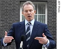 British PM Tony Blair delivers a speech outside No. 10 Downing Street in central London, 05 Apr 2007